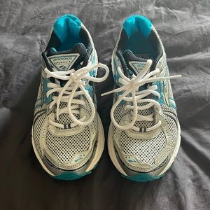 Brooks Running Shoes Size 6.5